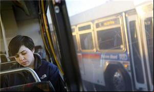 Natalie McVeigh lê enquanto anda de ônibus