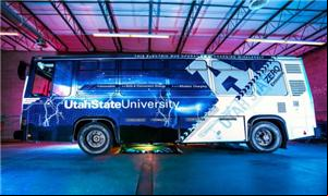 O Aggie Bus recebe uma carga de indução magnética