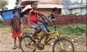O garoto também ensinou as crianças a pedalar
