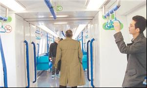 O novo trem não tem divisão entre vagões e pega-mã