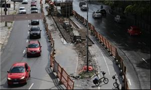 Obra de faixa exclusiva para bikes em canteiro cen