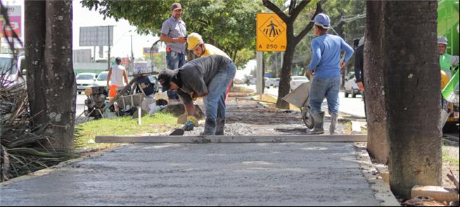 Obras da ciclovia na Av. Fernandes Lima, em Maceió