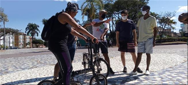 Oficina para ensinar a pedalar, em Contagem (MG)