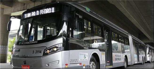 Ônibus articulado com motor diesel em terminal de