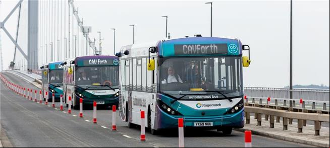 Ônibus autônomos cruzam a turística Ponte Forth