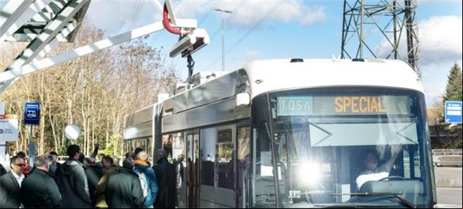 Ônibus criado em Genebra durante carregamento no p