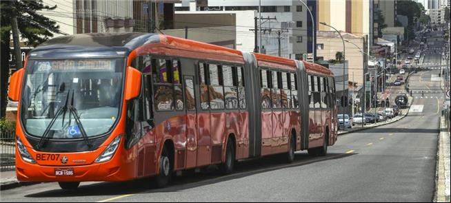 Ônibus em corredor de Curitiba, com tarifa de R$ 6