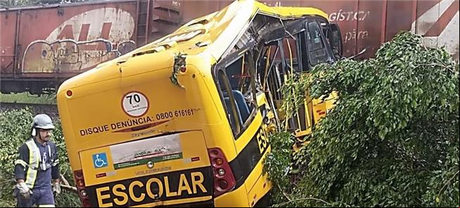 Ônibus escolar e trem se chocam no PR na última qu
