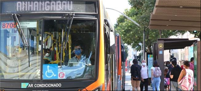 Ônibus na zona oeste de São Paulo. Tarifa segue em