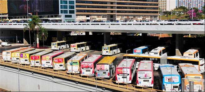 Ônibus parados na rodoviária de Brasília-DF