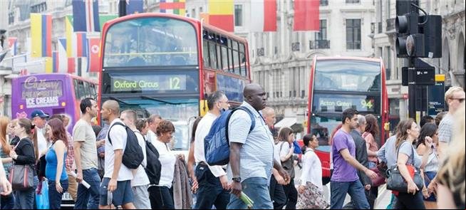 Oxford Street: hoje, uma avenida com pedestres e t