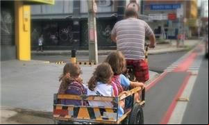 Pai transporta filhas à escola em ciclovia de Fort