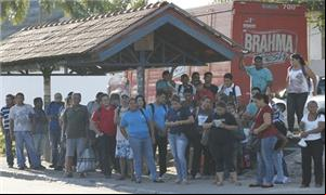 Parada de ônibus fica 'superlotada' em Manaus