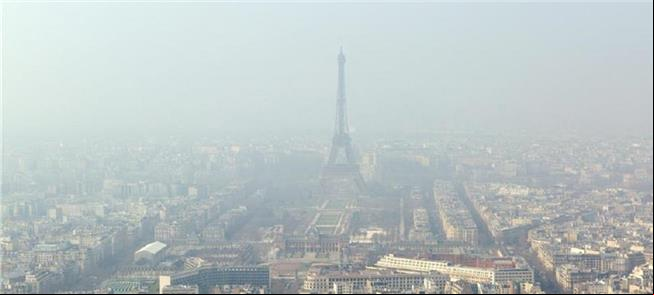 Paris envolta em névoa espessa de poluição
