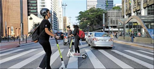 Patinetes da Scoo na avenida Paulista