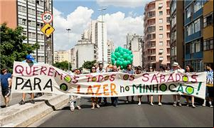 Paulistanos em ato pedindo a abertura do Minhocão