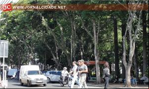 Pedestres atravessam a faixa elevada
