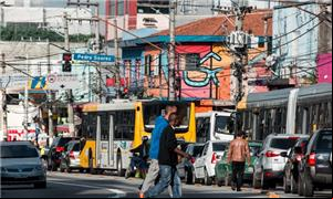 Pedestres atravessam fora da faixa na avenida Mare