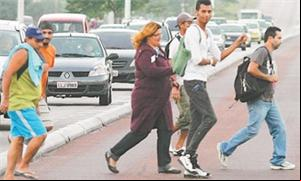 Pedestres atravessam na pista de ônibus