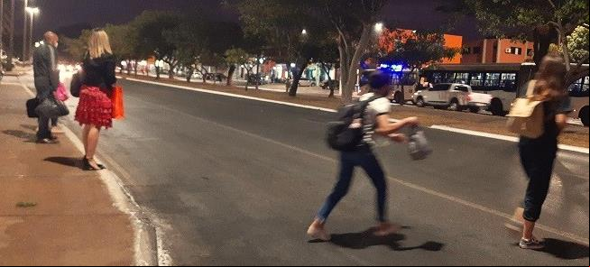 Pedestres correm para atravessar via em Brasília