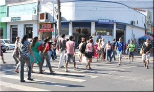 Pedestres em avenida de Cuiabá - MT