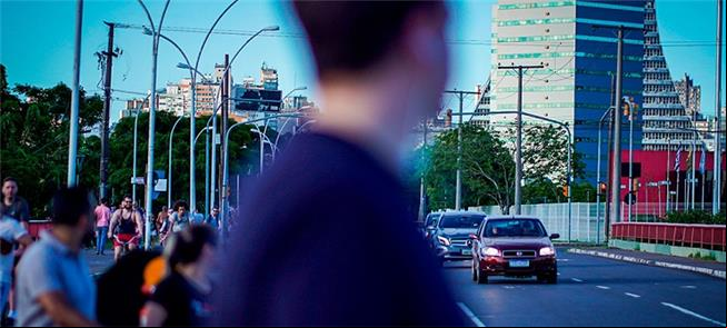 Pedestres sofrem para cruzar a Av. Beira-Rio em Po
