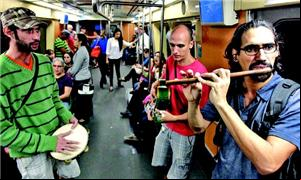 Pedro, Ruda e Igor tocam no metrô