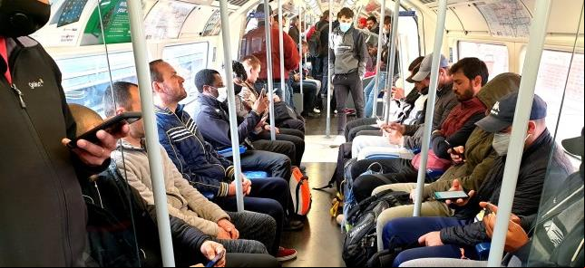 Perigo: muitos sem máscara no metrô de Londres hoj