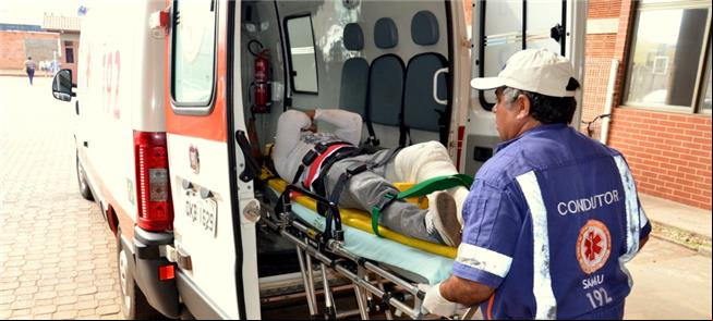 Pessoa acidentada recebe atendimento
