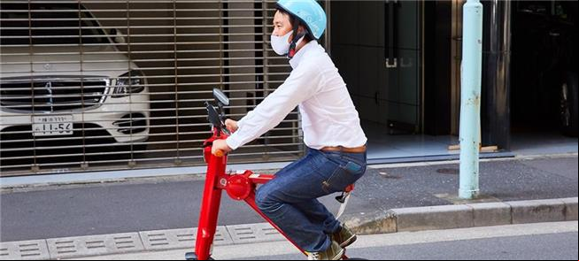 Pessoa viaja confortavelmente no novo ciclomotor e