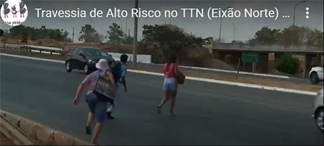 Pessoas correm para atravessar a via na capital fe