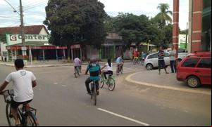 Pessoas utilizam somente a bicicleta como meio de