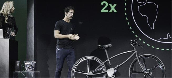 Piloto com sua e-bike EDG Niobium, que chega ao me