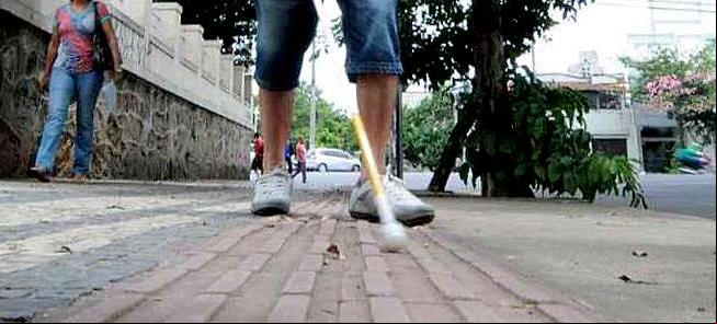 Piso tátil direcional: recurso importante para a o