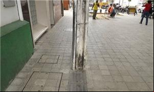 Pisos táteis com poste no meio do caminho