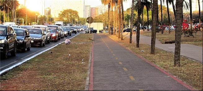 Placa fecha a ciclovia: ciclista enfrenta obstácul