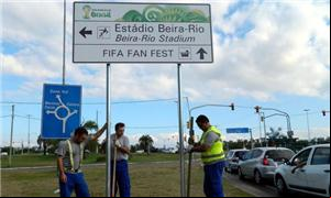 Placa instalada próxima à rótula das cuias indica