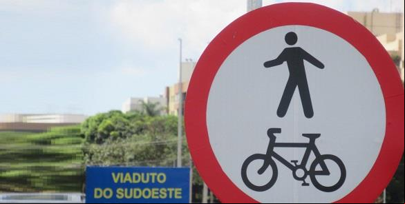 Placa sugere prioridade a pedestres e ciclistas, m