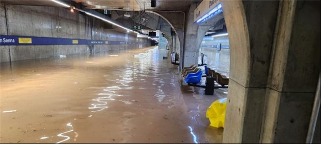 Plataforma da estação J.S. Paulo, completamente al