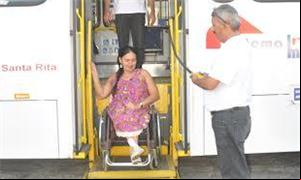 Plataformas ajudam desembarque de cadeirante
