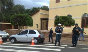 Policiais autuam carro estacionado