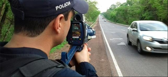 Policial federal utilizando radar móvel em estrada