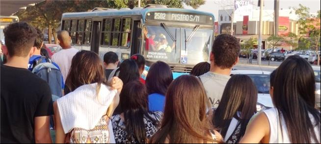 Ponto de ônibus lotado, em Taguatinga (DF)