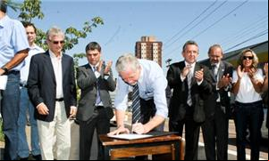 Prefeito assinou documento no canteiro de obras na