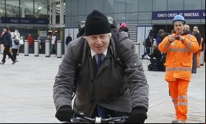 Prefeito Boris Johnson após a entrevista coletiva