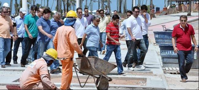Prefeito vistoria onras na orla soteropolitana