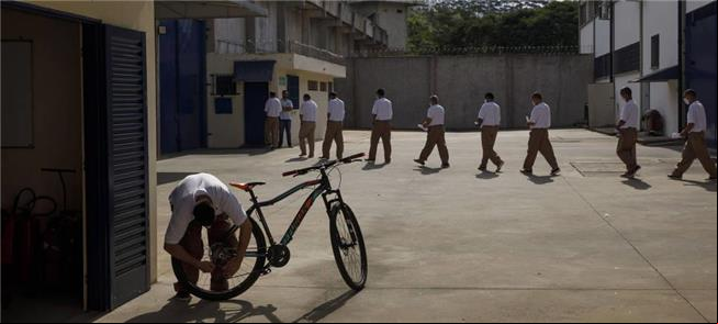 Preso conserta bike no CDP de Jundiaí (SP), durant
