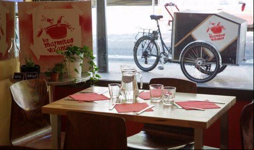 Refeições quentinhas, entregues em casa, por bikes