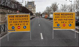Rua reservada a pedestres e ciclistas em Paris
