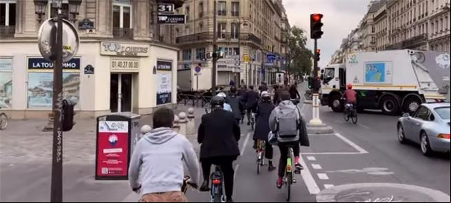 Rue de Rivoli em Paris liberou várias pistas para
